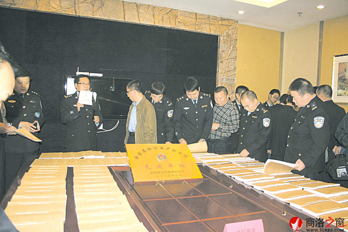 市林業(yè)局黨組成員、市森林公安局局長(zhǎng)、市森林防火指揮部辦公室主任劉剛向出席全省森林公安執(zhí)法辦案現(xiàn)場(chǎng)觀摩和執(zhí)法工作座談會(huì)代表介紹我市森林公安執(zhí)法辦案情況