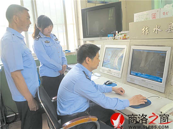 上班期間，蔡濤和民警必須目不轉(zhuǎn)睛地看著監(jiān)控，密切關(guān)注看押人員的動向。
