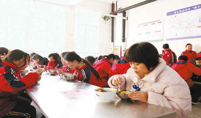 陽光校餐，守護學(xué)生“舌尖上的幸?！?>
        <div   id=