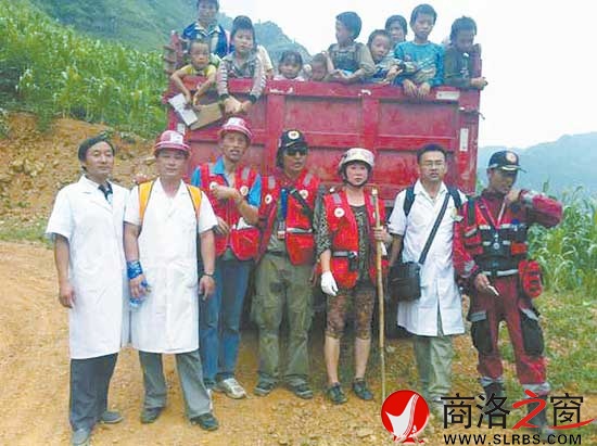 和志愿者一起幫助災民安全轉(zhuǎn)移