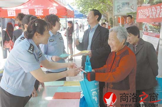 出入境管理處民警走上街頭，向群眾宣傳出入境證件辦理有關(guān)規(guī)定和便民措施。