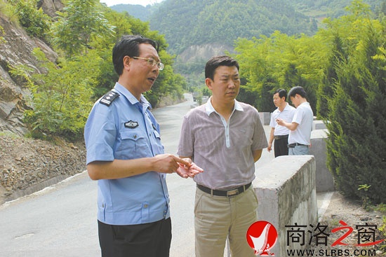 景鋒柏在事發(fā)現(xiàn)場(chǎng)走訪群眾，了解調(diào)查事故原因。