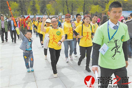 來自全國各地的上千人在中國徒步第一人、“商洛生態(tài)大使”雷殿生的帶領(lǐng)下，行走大秦嶺，穿越牛背梁。