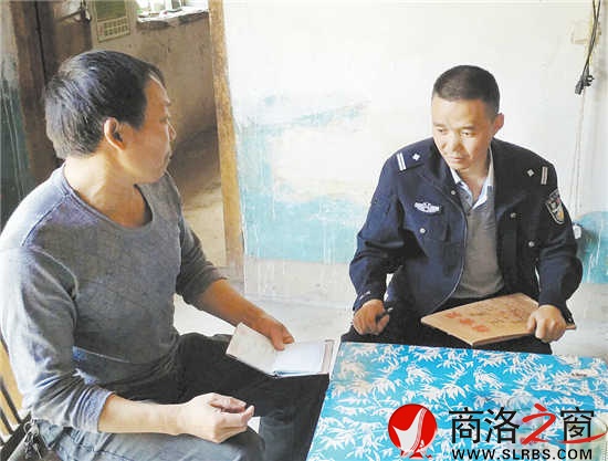 程曉明在巡邏過程中，每當(dāng)遇到小商小販時，都會停下來與他們閑聊，從而獲得一些有價值的信息。