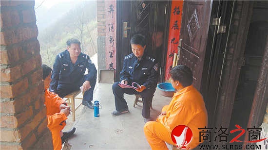 汪義軍在小嶺鎮(zhèn)陜銀礦民爆庫(kù)房與工作人員了解情況，進(jìn)行安全檢查。