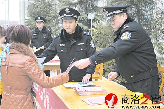 春節(jié)過后，趁著農(nóng)民工返鄉(xiāng)，鄭博與同事深入園區(qū)進(jìn)行普法宣傳。