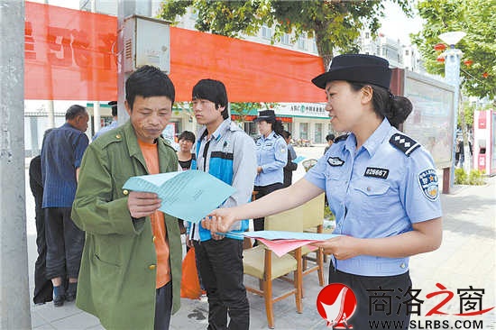 趙敏在街道上進(jìn)行出入境知識(shí)宣傳