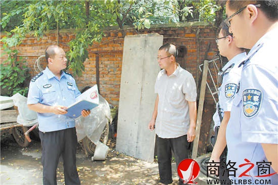 處理家庭、鄰里之間的矛盾糾紛成為薛向珺(左一)日常工作的重要內(nèi)容。