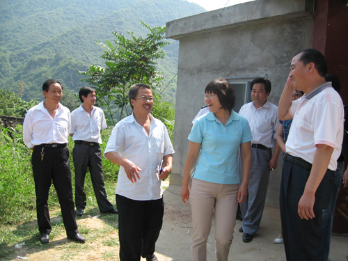 副縣長殷延青深入部分鄉(xiāng)鎮(zhèn)檢查秋季開學工作 3.jpg
