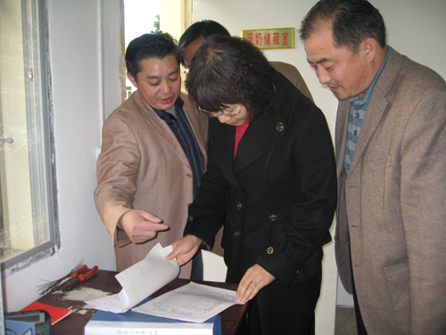 副縣長殷延青深入部分學校督導檢查甲型H1N1流感防控工作 2.jpg