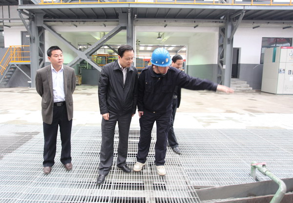 長張盈安深入金嶺金礦調(diào)研礦廠試車運(yùn)行情況.jpg