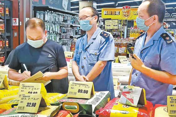 商南縣市場監(jiān)督管理局指導生活物資保障企業(yè)、應急藥品保供藥店價格自律