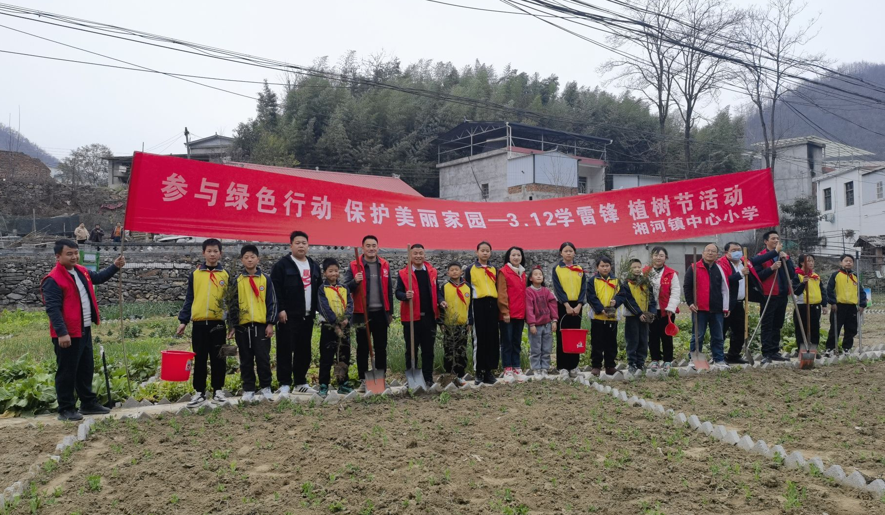 愛心企業(yè)為湘河鎮(zhèn)中心小學(xué)捐贈(zèng)辦公文化用品