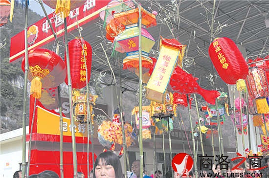 柞水縣將法治文化融入民俗文化活動(dòng)當(dāng)中，圖為慶元宵舞龍燈活動(dòng)現(xiàn)場。