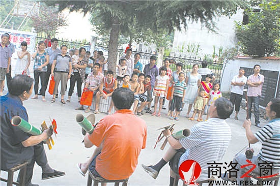 柞水縣率先在全省建立了以葉家灣為典范的法治文化大院，圖為葉家灣文化大院里的法治漁鼓表演現(xiàn)場。