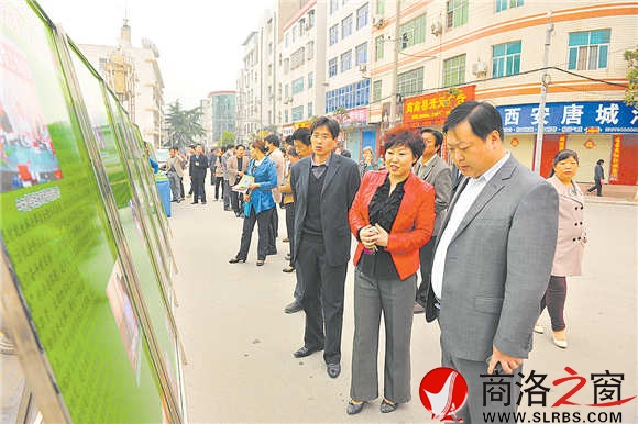 商南把陽(yáng)光信訪的流程制成展板，巡回全縣進(jìn)行宣傳。