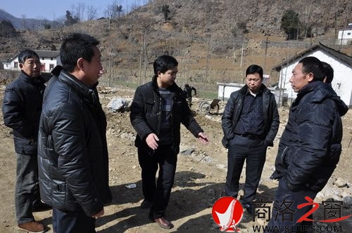 鎮(zhèn)上領(lǐng)導(dǎo)實(shí)地指導(dǎo)陜南移民搬遷工程建設(shè).JPG