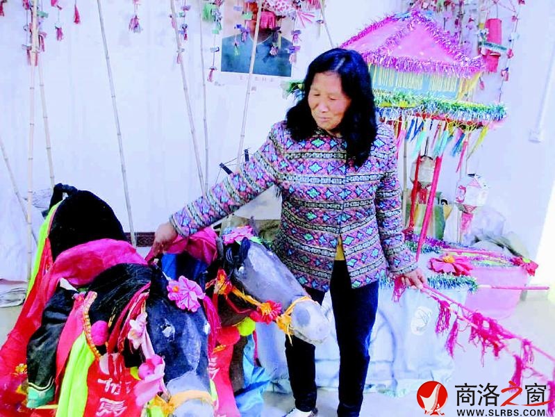 花鼓戲演出的各種器樂(lè)一應(yīng)俱全，大都是自己用手做成。