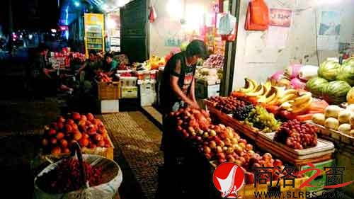夜幕降臨，普通水果小店依然等待著顧客。