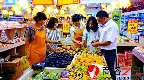 環(huán)境優(yōu)美的水果專賣店里，店員耐心地幫著顧客挑選水果。