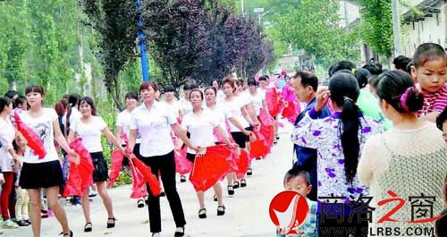 村民自發(fā)組建表演隊(duì)?wèi)c祝中國共產(chǎn)黨成立93周年