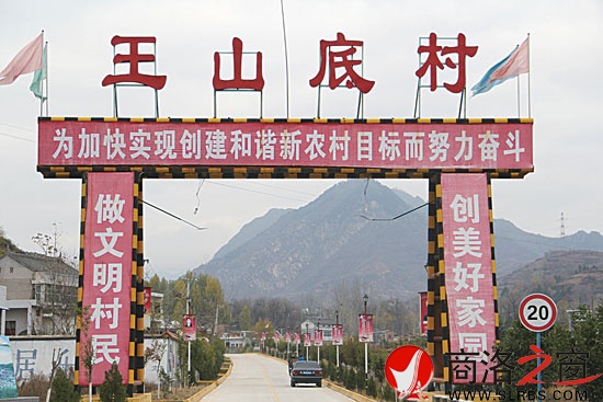 經(jīng)過全面普修，沙河子鎮(zhèn)王山底村的通村公路優(yōu)美整潔，成為一道亮麗風(fēng)景。