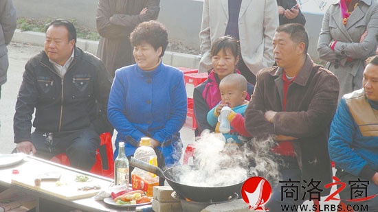 市委常委、宣傳部部長(zhǎng)劉淑慧和村民一起接受農(nóng)家樂(lè)餐飲培訓(xùn)。