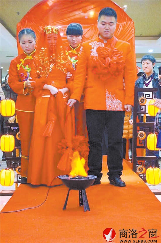 新娘跨火盆、過(guò)馬鞍，一生平平安安。