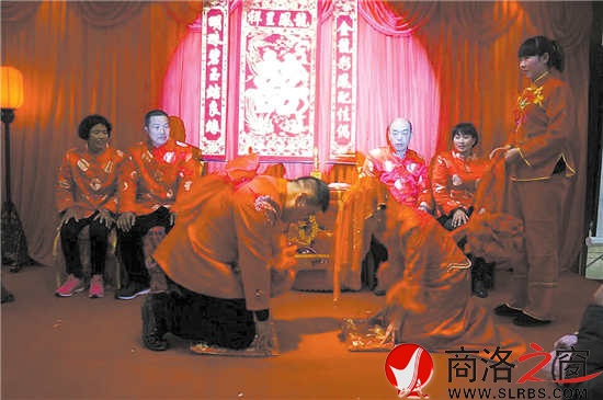 夫妻對(duì)拜頭碰頭，夫妻恩愛到白頭。