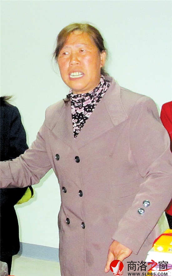 自樂班領(lǐng)頭人、今年56歲的常善秀在唱《花墻會(huì)》。