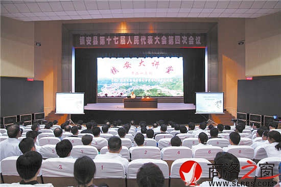 縣“兩會”期間，縣人大代表、政協(xié)委員聽棚改知識講座、議報告。