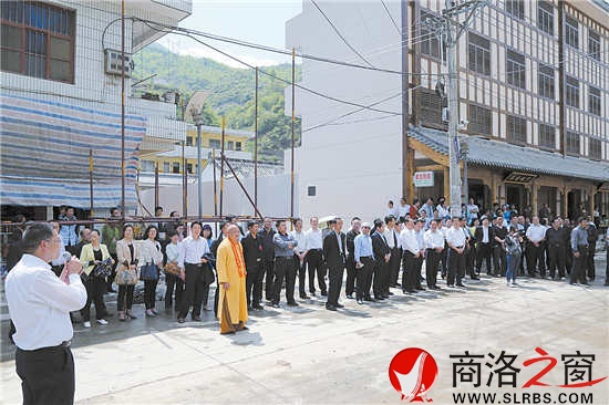 縣政協(xié)委員觀摩鎮(zhèn)云一體化建設工程、議報告。