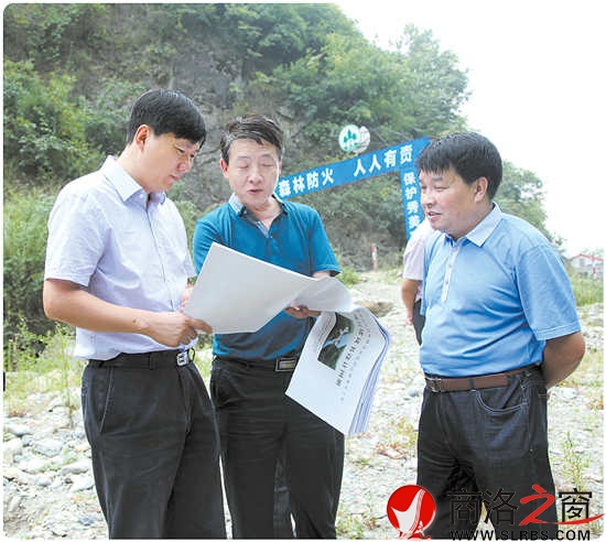 商洛市委常委、鎮(zhèn)安縣委書記李波（左），鎮(zhèn)安縣政府縣長璩澤濤（右）檢查指導重大項目建設工作。
