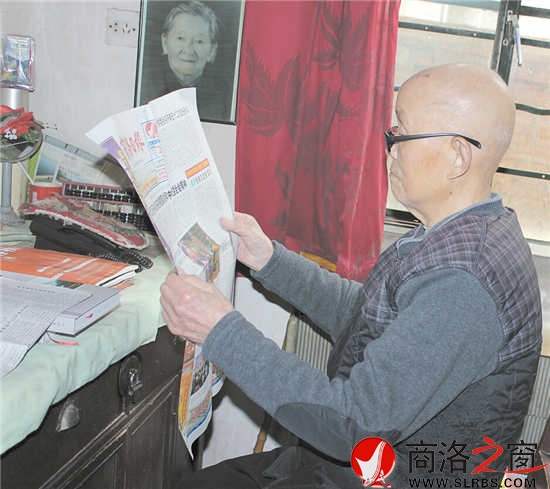 每天看電視、讀報瀏覽新聞是武長茂老人雷打不動的習慣。