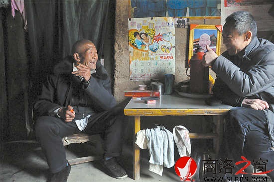 白天景老人接受采訪，暢談自己創(chuàng)作的快板。