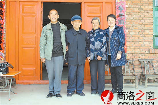 　張福秀老人身體尚好，與老伴相依相伴。得知我們要采訪張福秀，張福秀的女兒專程從西安趕回來。