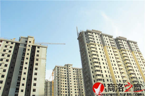這些積累著建筑工人汗水和辛苦的高樓，在藍(lán)天白云的襯托下格外美麗璀璨，同時(shí)也印證了商洛發(fā)展的腳步，為商洛這座城市增光添彩。