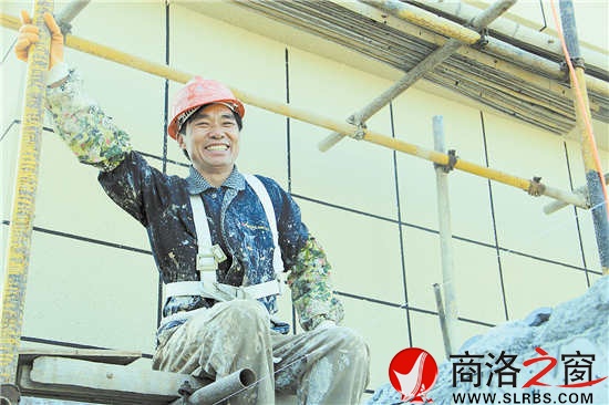 說起遠(yuǎn)方的家人，李義平的臉上不自覺地露出了甜甜的微笑。
