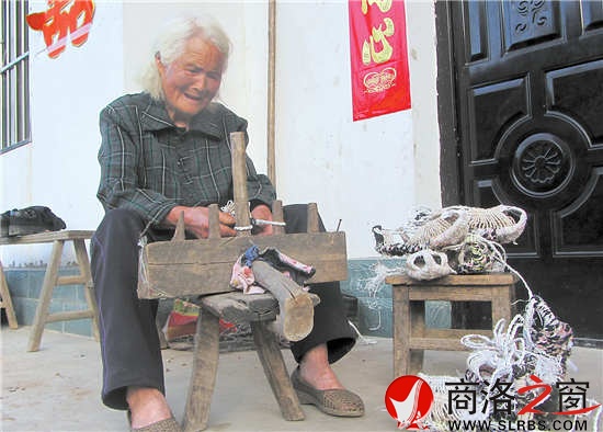 雖然已經(jīng)77歲高齡，但是繩索在唐翠花手上靈活自如地翻轉(zhuǎn)著，她的雙手長(zhǎng)滿了厚厚的老繭。
