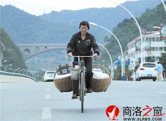 天空還未大亮，李建娥就已騎車帶著粽子到了丹江橋。