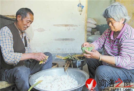 王紅計的老伴閑時也會幫他包上幾個，兩個人說說笑笑，也是一種陪伴。