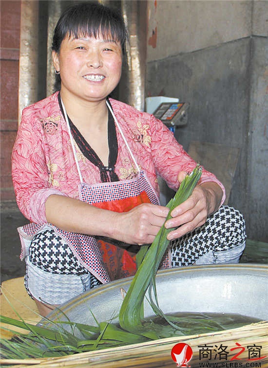 說到洗葉子也是一件辛苦活時，王文武的妻子笑著說，沒有包粽子辛苦。