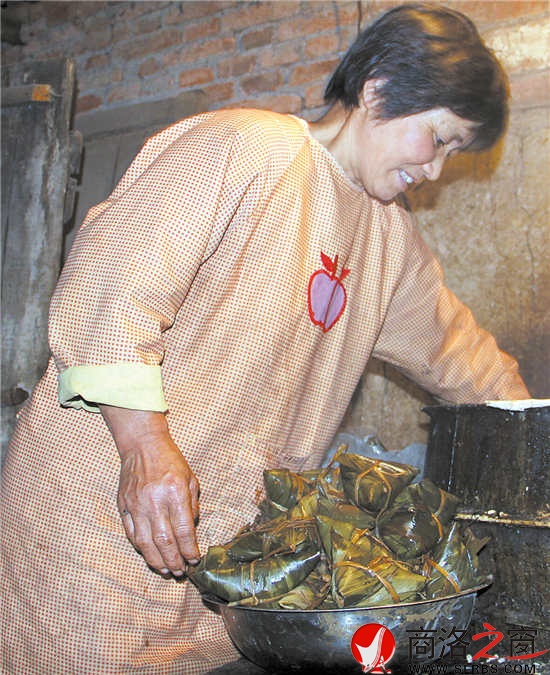 凌晨4:20，風(fēng)建霞正從鍋里往外撈粽子。