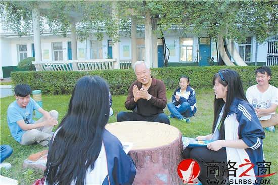 今年高考前夕，呂清太老師來到商南高級中學(xué)對參加高考的學(xué)生進(jìn)行心里輔導(dǎo)。