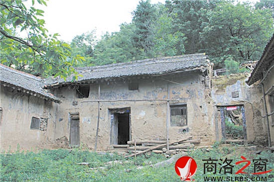沿著崎嶇的山路，到處都是破舊的房屋、豬圈、狗窩，這些似乎都向外界訴說著昔日的繁華。