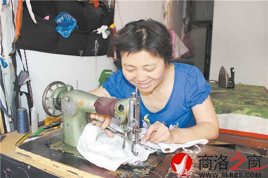 原本專門(mén)做衣服的魏淑英現(xiàn)在只能做些縫縫補(bǔ)補(bǔ)的零活