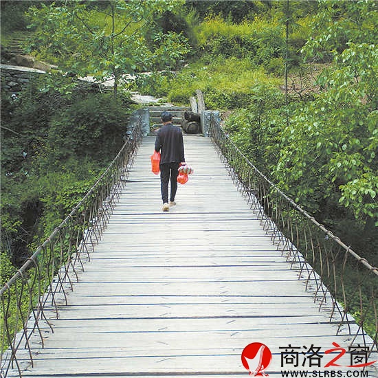 走在安靜的時光里。一座小橋，拉近了山的距離。