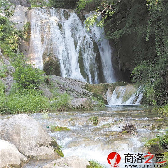 龍?zhí)叮w瀑如鏈，潭水透澈，風(fēng)景如畫。