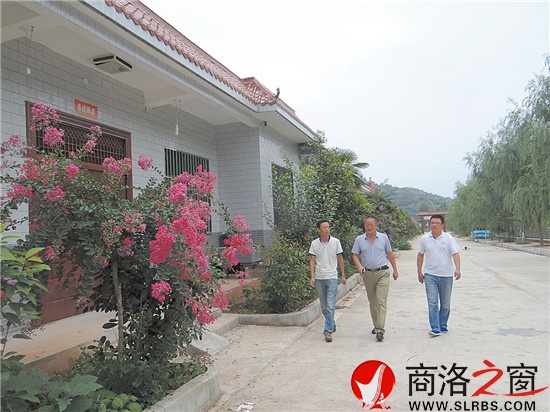 走在美麗的王山底村移民小區(qū)街道上，感受田園詩般的享受。
