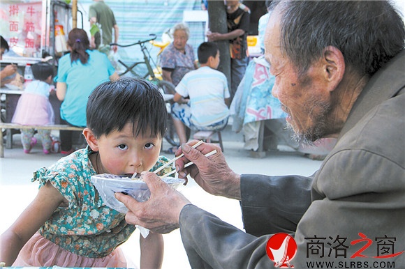 對(duì)于雷雪娟而言，暑假生活里最幸福的事就是吃爺爺給她買的涼皮。